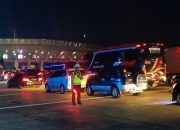 Puncak Mudik 2026: Volume Kendaraan di Gerbang Tol Cikupa Tangerang Mulai Meningkat Signifikan.