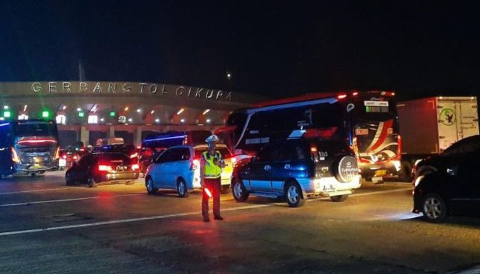 Puncak Mudik 2026: Volume Kendaraan di Gerbang Tol Cikupa Tangerang Mulai Meningkat Signifikan.