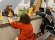 Petugas pelayanan pajak sedang melayani warga dengan ramah di loket pembayaran MPP Kota Tangerang.