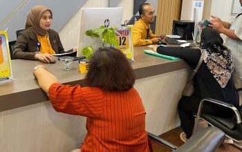 Petugas pelayanan pajak sedang melayani warga dengan ramah di loket pembayaran MPP Kota Tangerang.