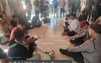 Aksi mahasiswa menyampaikan aspirasi di gerbang Pusat Pemerintahan Kota Tangerang dengan latar belakang spanduk tuntutan perbaikan infrastruktur.