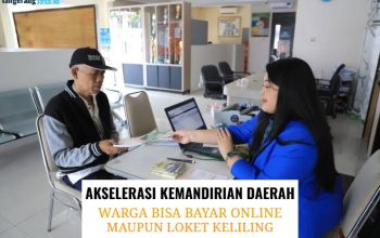 Petugas Bapenda Kota Tangerang sedang melayani warga di loket keliling PBB bank bjb.