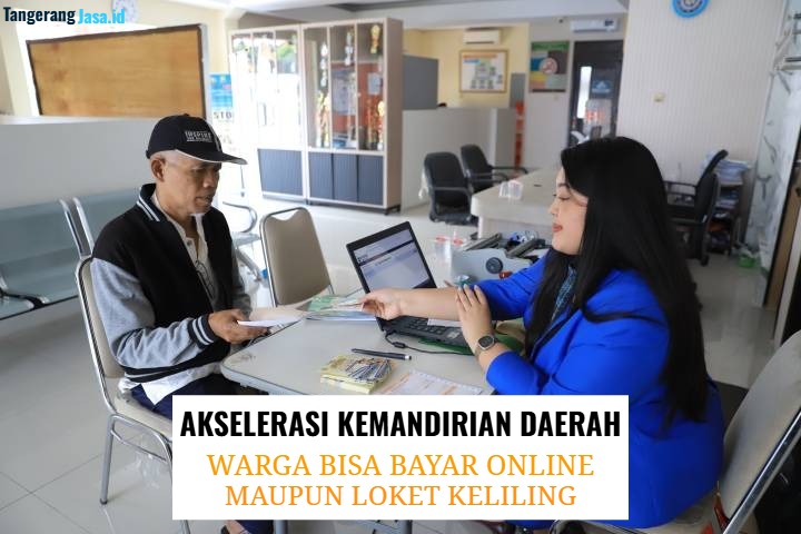 Petugas Bapenda Kota Tangerang sedang melayani warga di loket keliling PBB bank bjb.
