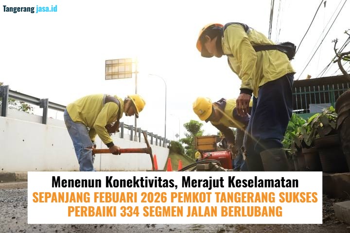 Pekerja Dinas PUPR Kota Tangerang melakukan pengaspalan (overlay) jalan rusak di malam hari untuk meminimalkan kemacetan.