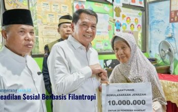 Bupati Tangerang Moch. Maesyal Rasyid menyerahkan bantuan dana Baznas secara simbolis kepada guru ngaji di Pagedangan.