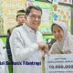 Bupati Tangerang Moch. Maesyal Rasyid menyerahkan bantuan dana Baznas secara simbolis kepada guru ngaji di Pagedangan.