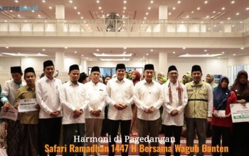 Bupati Tangerang Moch. Maesyal Rasyid dan Wagub Banten Dimyati Natakusuma beramah-tamah dengan warga di Masjid Raya Baitul Mukhtar.
