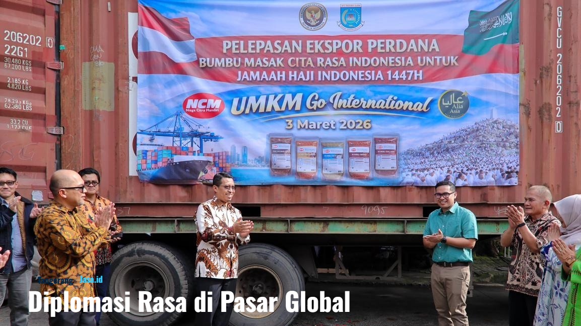 Wakil Wali Kota Tangerang Selatan Pilar Saga Ichsan memecahkan kendi dalam seremoni pelepasan kontainer ekspor bumbu masak ke Arab Saudi