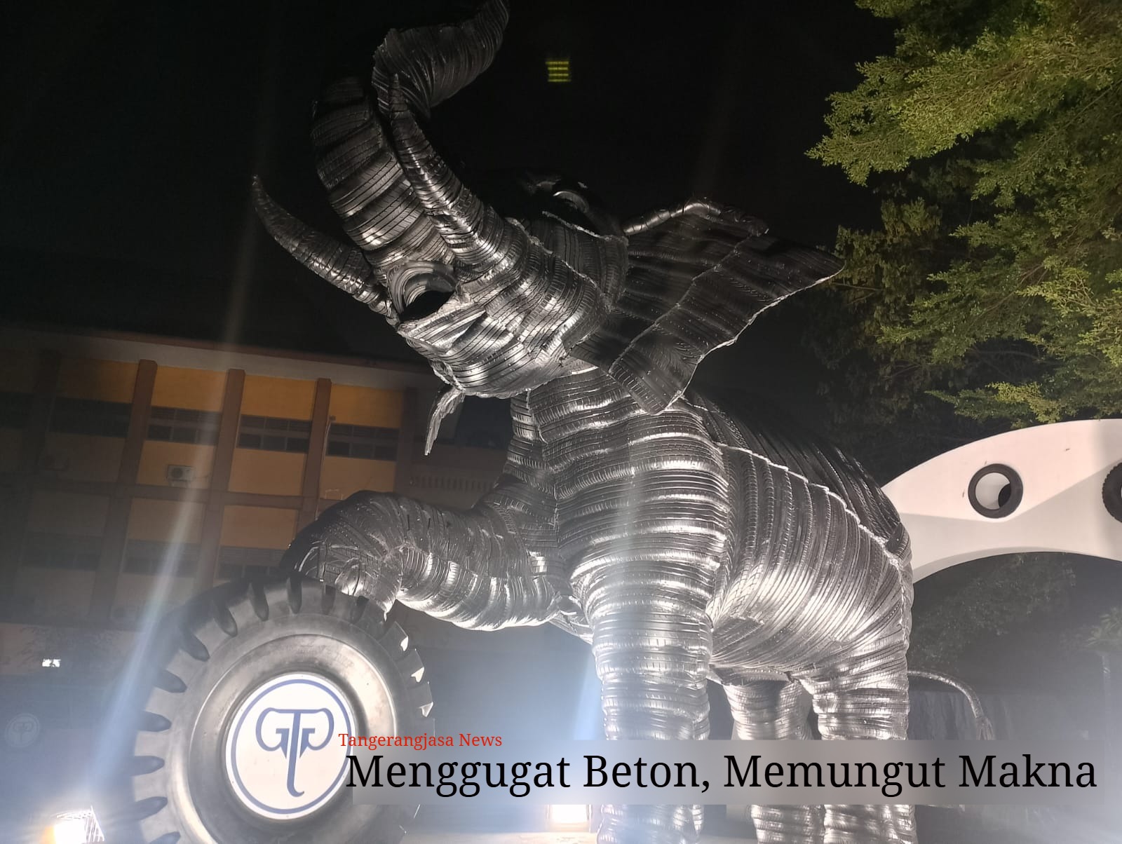 Ikon patung gajah raksasa dari ban bekas di Taman Gajah Tunggal Tangerang saat senja.