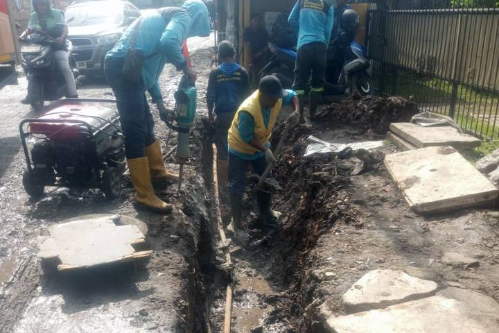 Petugas PUPR Kota Tangerang melakukan normalisasi drainase dan pengerukan sampah di Jalan Iskandar Muda untuk mencegah banjir.