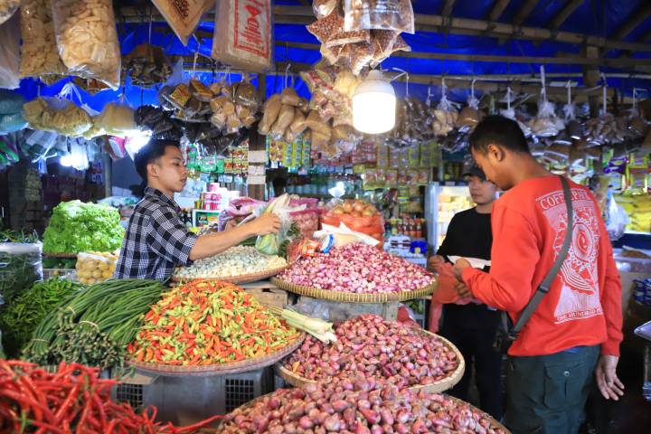Pemkot Tangerang memantau harga pangan di pasar untuk kendalikan inflasi Februari 2026 yang mencapai 4,64 persen.