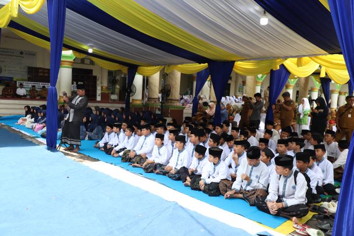 Anak-anak dan pemuda Kota Tangerang mengikuti kegiatan Ramadan Karim di Masjid Al-Ittihad yang memadukan nilai Islam dan budaya lokal.