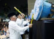 EMELIHARA TRADISI: Wali Kota Tangerang H. Sachrudin (tengah) didampingi Wakil Wali Kota H. Maryono saat meresmikan Festival Bedug Takbiran di Masjid Raya Al-A’zhom, Jumat malam (20/3/2026). Acara yang berlangsung khidmat ini menjadi magnet masyarakat dari Pabuaran hingga Jakarta dalam merayakan malam kemenangan.
