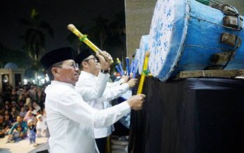 EMELIHARA TRADISI: Wali Kota Tangerang H. Sachrudin (tengah) didampingi Wakil Wali Kota H. Maryono saat meresmikan Festival Bedug Takbiran di Masjid Raya Al-A’zhom, Jumat malam (20/3/2026). Acara yang berlangsung khidmat ini menjadi magnet masyarakat dari Pabuaran hingga Jakarta dalam merayakan malam kemenangan.