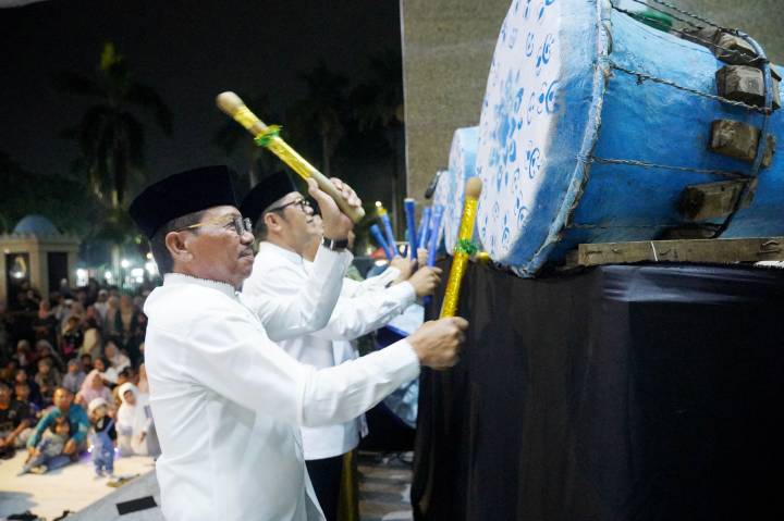 EMELIHARA TRADISI: Wali Kota Tangerang H. Sachrudin (tengah) didampingi Wakil Wali Kota H. Maryono saat meresmikan Festival Bedug Takbiran di Masjid Raya Al-A’zhom, Jumat malam (20/3/2026). Acara yang berlangsung khidmat ini menjadi magnet masyarakat dari Pabuaran hingga Jakarta dalam merayakan malam kemenangan.