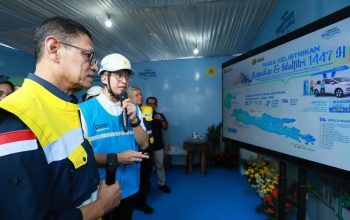 Suasana rapat koordinasi pejabat Kemenko Polkam bersama aparat keamanan di sebuah pusat kendali operasi (Command Center).