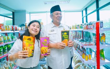 Wali Kota Tangerang Selatan Benyamin Davnie saat berdialog dengan pelaku UMKM dalam sebuah acara pameran produk lokal.