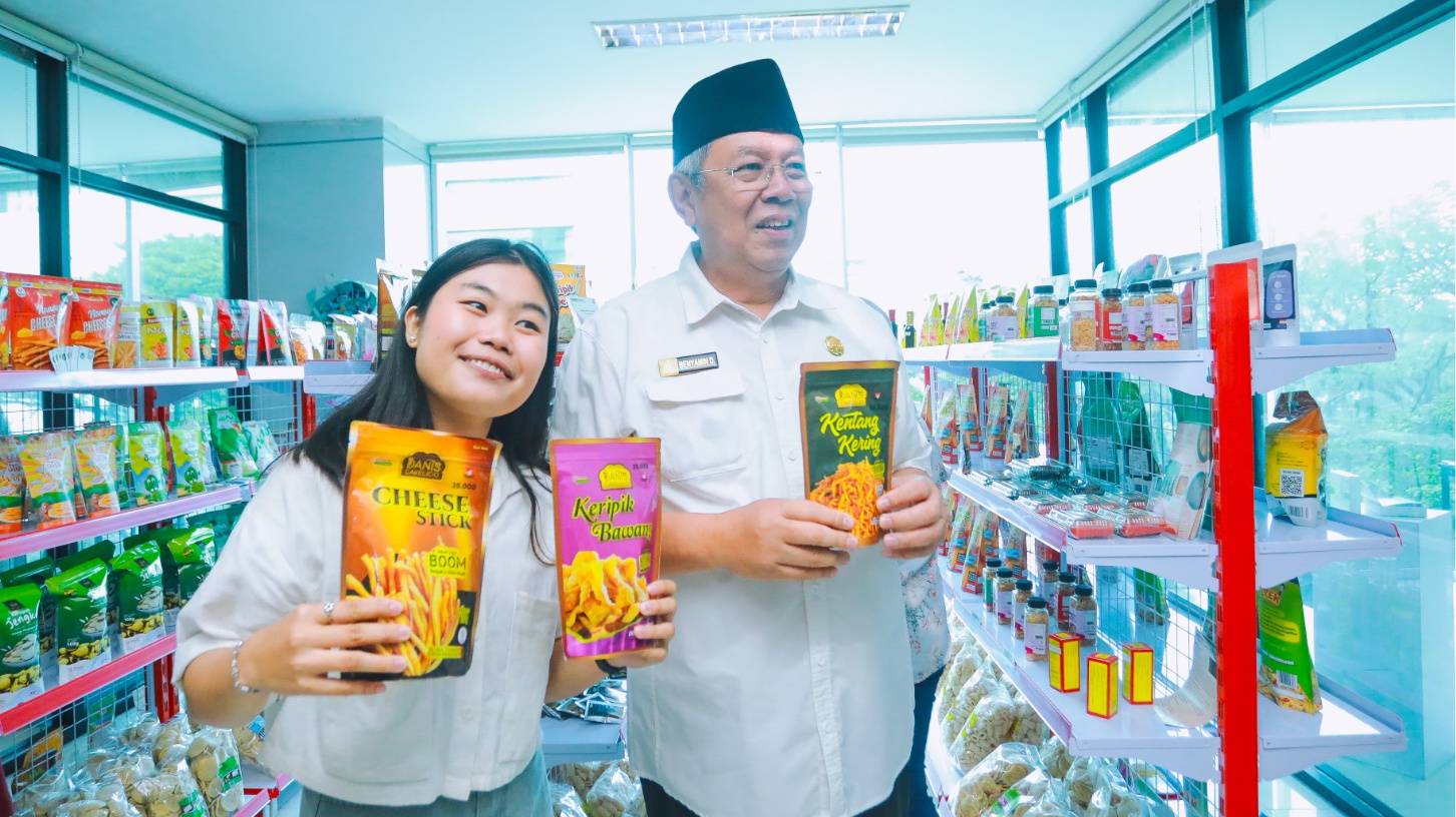 Wali Kota Tangerang Selatan Benyamin Davnie saat berdialog dengan pelaku UMKM dalam sebuah acara pameran produk lokal.