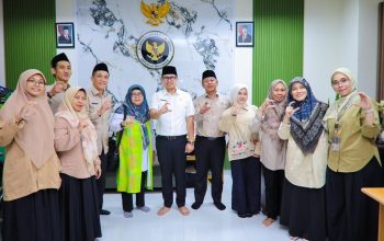 Wakil Wali Kota Tangsel Pilar Saga Ichsan saat memberikan arahan pada acara Walimatussafar Petugas Haji di Masjid Islamic Center Baiturrahmi.