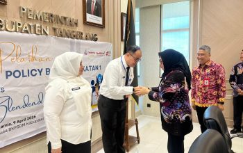 Wakil Bupati Tangerang Intan Nurul Hikmah sedang memberikan arahan di podium saat pembukaan pelatihan Policy Brief di hadapan para pejabat daerah.