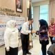 Wakil Bupati Tangerang Intan Nurul Hikmah sedang memberikan arahan di podium saat pembukaan pelatihan Policy Brief di hadapan para pejabat daerah.