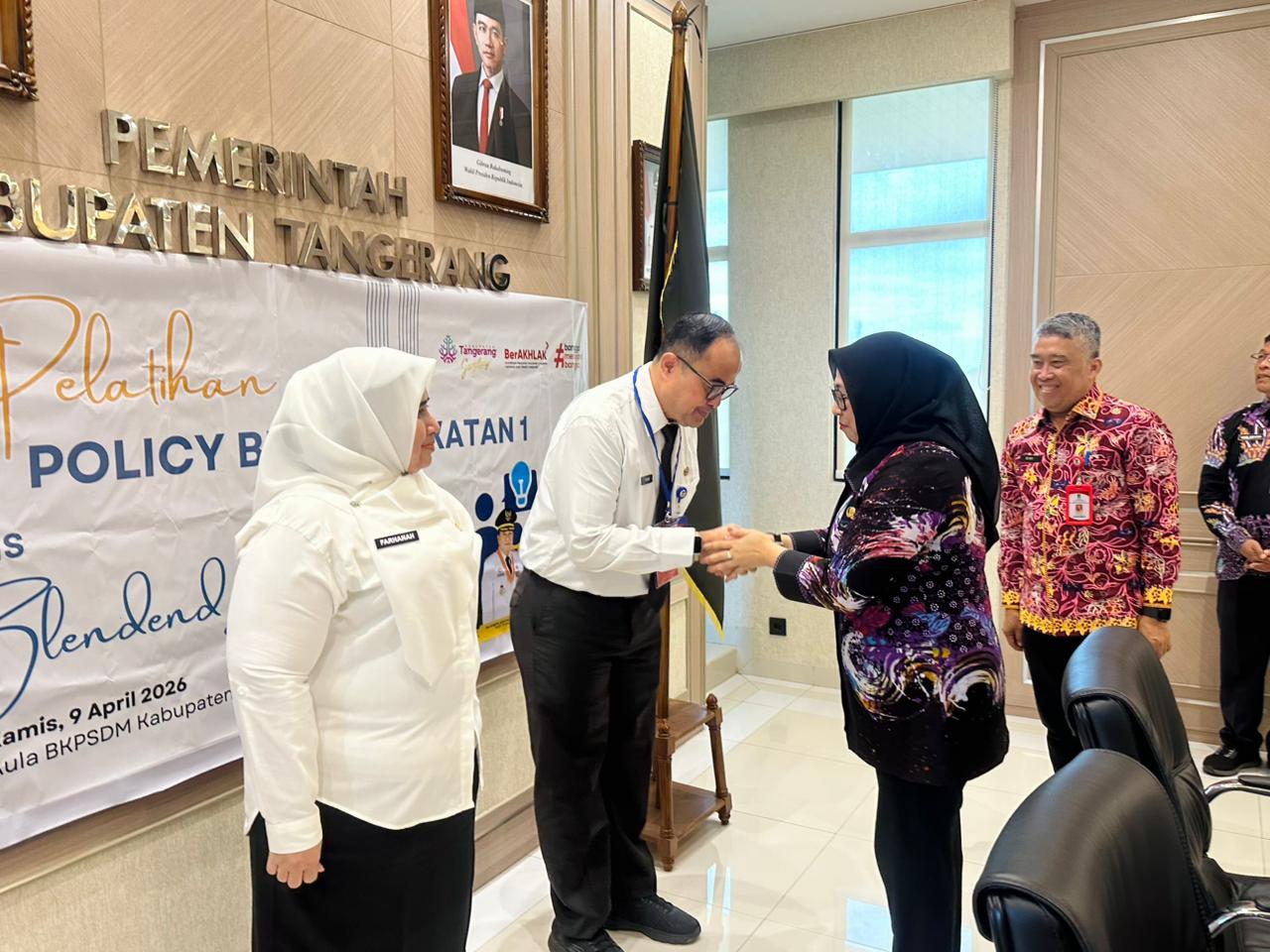 Wakil Bupati Tangerang Intan Nurul Hikmah sedang memberikan arahan di podium saat pembukaan pelatihan Policy Brief di hadapan para pejabat daerah.