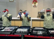 Penyidik KPK menunjukkan barang bukti uang tunai miliaran rupiah dalam koper hasil penggeledahan safe house kasus Bea Cukai.