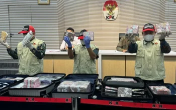 Penyidik KPK menunjukkan barang bukti uang tunai miliaran rupiah dalam koper hasil penggeledahan safe house kasus Bea Cukai.