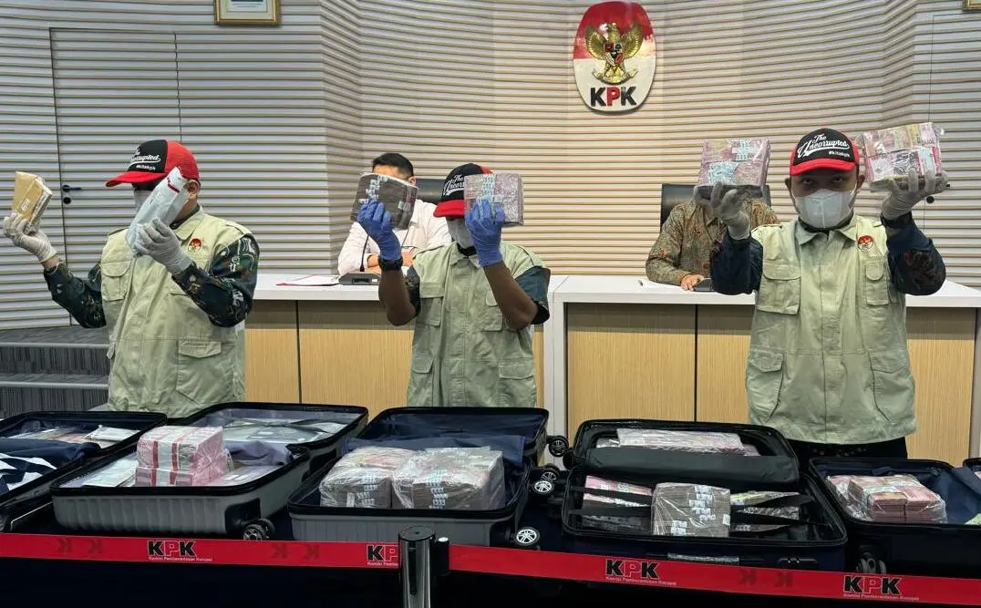 Penyidik KPK menunjukkan barang bukti uang tunai miliaran rupiah dalam koper hasil penggeledahan safe house kasus Bea Cukai.