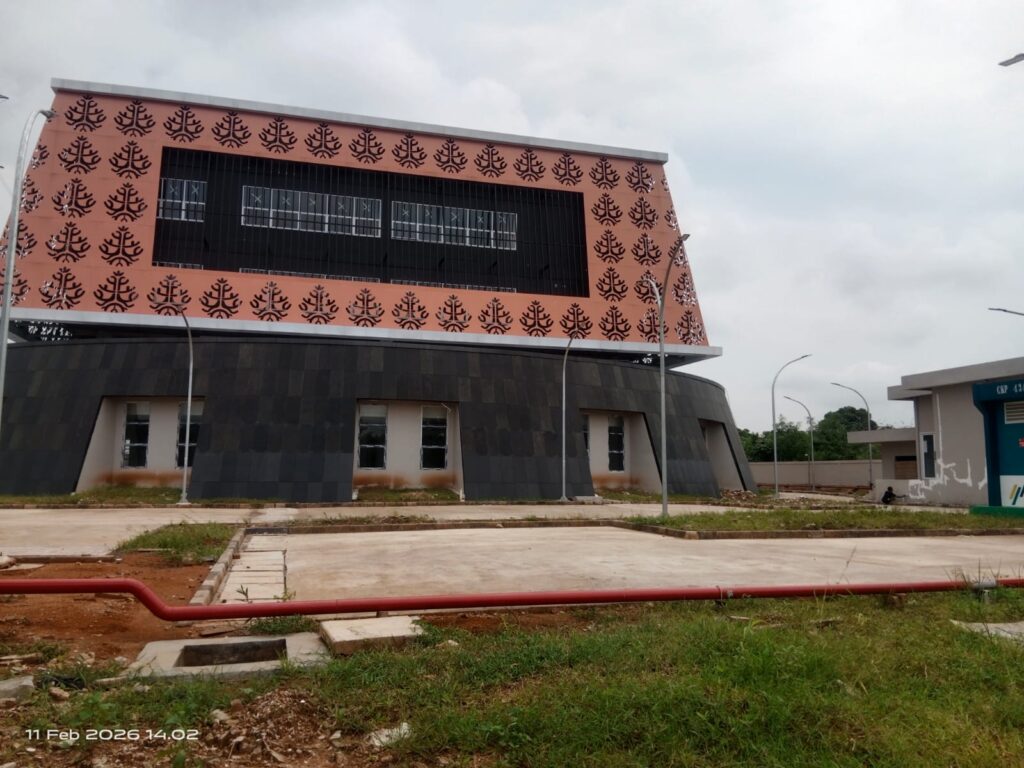 Gedung Dinas Tata Ruang dan Bangunan Kabupaten Tangerang yang sedang dalam sorotan terkait pelaporan proyek infrastruktur.