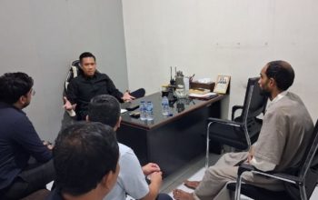 Petugas Imigrasi Tangerang berkoordinasi dengan aparat kepolisian dalam penanganan WNA yang mengganggu ketertiban umum.