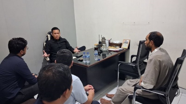 Petugas Imigrasi Tangerang berkoordinasi dengan aparat kepolisian dalam penanganan WNA yang mengganggu ketertiban umum.