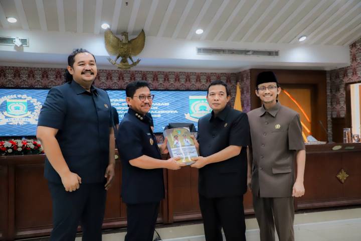 Wali Kota Tangerang menyerahkan dokumen LKPJ Tahun 2025 kepada Ketua DPRD dalam Rapat Paripurna sebagai simbol akuntabilitas publik.
