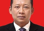 Potret Dr. Fitroh Rohcahyanto saat mengenakan seragam kebesaran Korps Adhyaksa, memancarkan wibawa seorang jaksa senior.