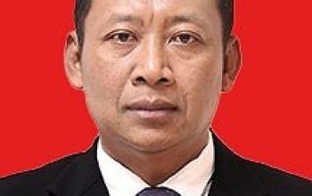 Potret Dr. Fitroh Rohcahyanto saat mengenakan seragam kebesaran Korps Adhyaksa, memancarkan wibawa seorang jaksa senior.