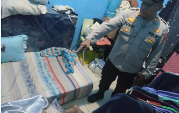 Personel Polsek Panongan saat melakukan pengamanan dan koordinasi dengan tim medis di lokasi kejadian.