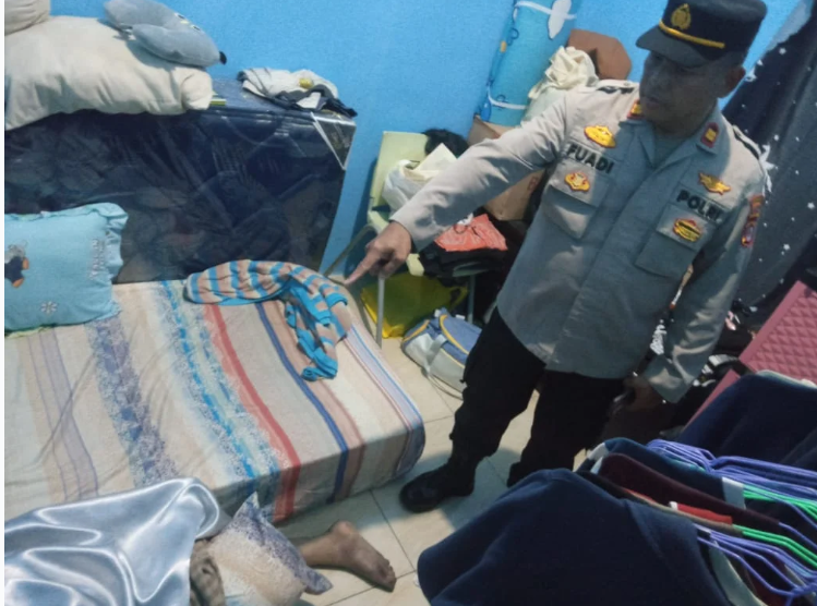 Personel Polsek Panongan saat melakukan pengamanan dan koordinasi dengan tim medis di lokasi kejadian.