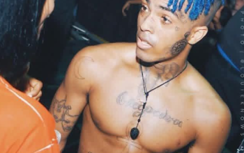 Sampul album hitam putih ikonik XXXTentacion dengan ekspresi melankolis yang khas.