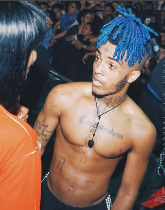 Sampul album hitam putih ikonik XXXTentacion dengan ekspresi melankolis yang khas.