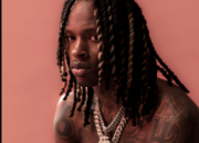 Potret King Von sedang berada di depan mikrofon studio dengan kalung berlian khasnya.