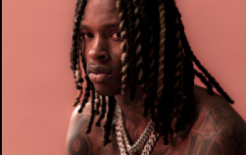 Potret King Von sedang berada di depan mikrofon studio dengan kalung berlian khasnya.