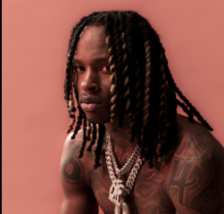 Potret King Von sedang berada di depan mikrofon studio dengan kalung berlian khasnya.