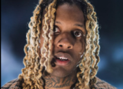 Potret Lil Durk saat menerima penghargaan atau tampil di panggung dengan gaya khas perhiasan OTF.