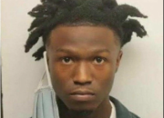 Ilustrasi garis polisi atau suasana luar kelab malam di Atlanta tempat terjadinya insiden yang melibatkan Lul Timm dan King Von.