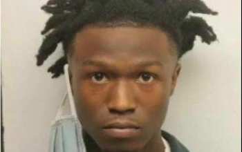 Ilustrasi garis polisi atau suasana luar kelab malam di Atlanta tempat terjadinya insiden yang melibatkan Lul Timm dan King Von.