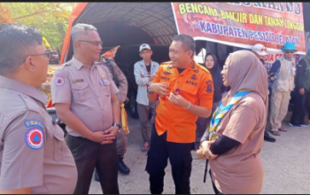 Iring-iringan kendaraan taktis BPBD Kota Tangerang saat tiba di kantor Bupati Pesisir Selatan untuk menyerahkan bantuan logistik.