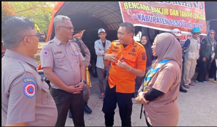 Iring-iringan kendaraan taktis BPBD Kota Tangerang saat tiba di kantor Bupati Pesisir Selatan untuk menyerahkan bantuan logistik.