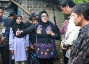Wakil Bupati Tangerang Intan Nurul Hikmah saat berdialog secara humanis dengan Ibu Sumirah di depan rumahnya yang akan segera direnovasi.