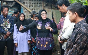 Wakil Bupati Tangerang Intan Nurul Hikmah saat berdialog secara humanis dengan Ibu Sumirah di depan rumahnya yang akan segera direnovasi.