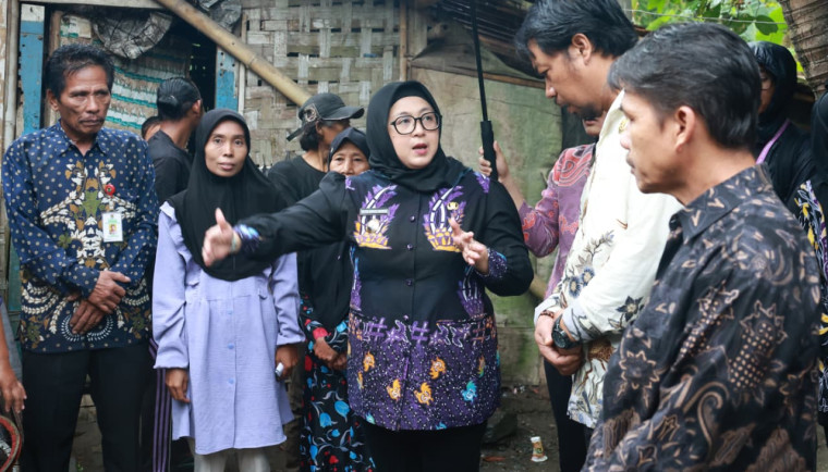 Wakil Bupati Tangerang Intan Nurul Hikmah saat berdialog secara humanis dengan Ibu Sumirah di depan rumahnya yang akan segera direnovasi.